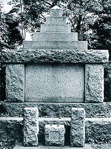 ピラミッド型の墓